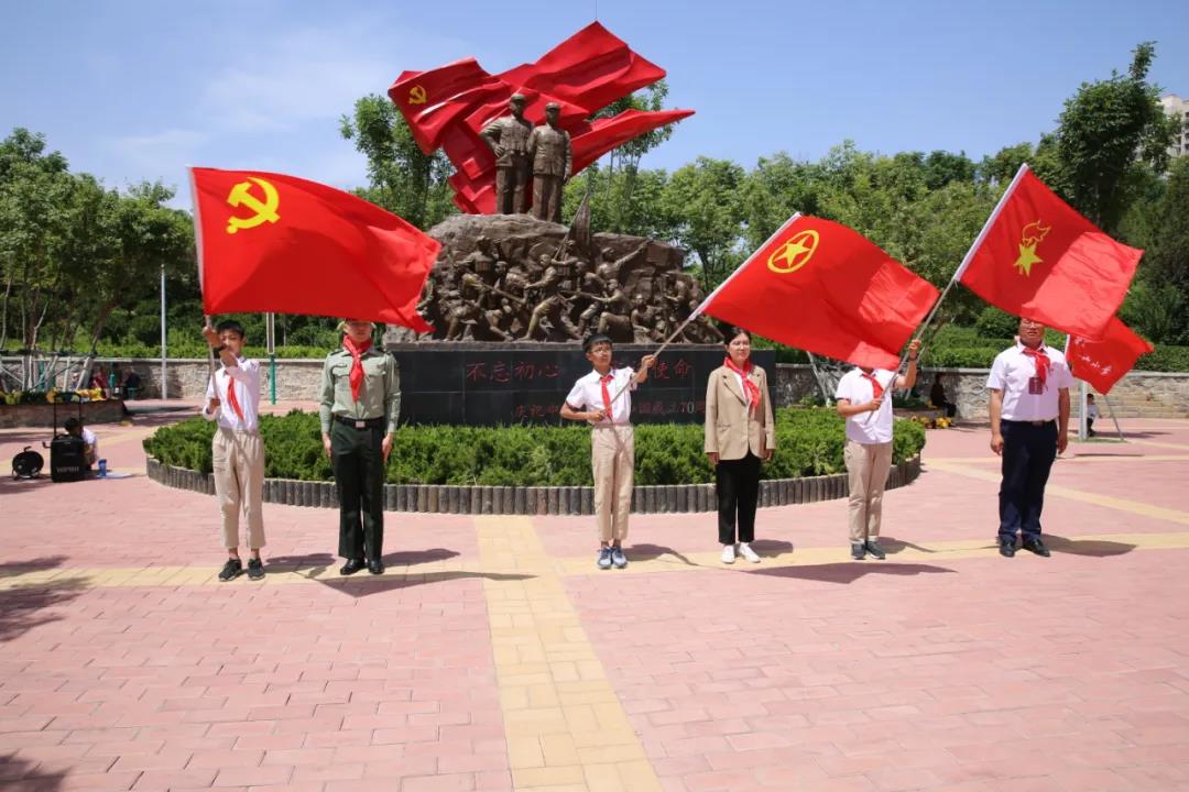 党团队三旗传递活动图片